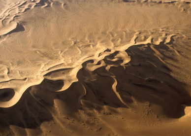أروع صور في الصحراء كثبان رملية متراكمة - عالم الصور